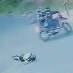 Vídeo: criminosos em moto assaltam ciclista e carregam bicicleta nas costas em Contagem