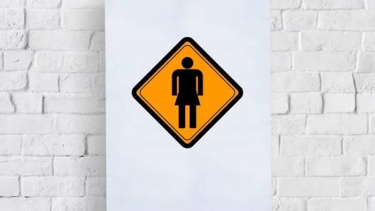 Agressor entrou no banheiro feminino, trancou a porta e tentou abusar da vítima.