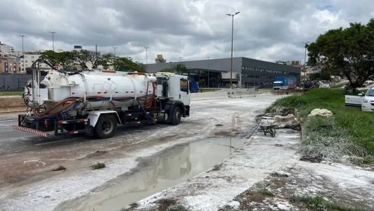 A limpeza começou a ser feita às 12h30 de sexta-feira (3)