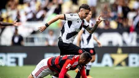 Vegetti, com a marcação de Fabrício Bruno, no clássico entre Flamengo e Vasco