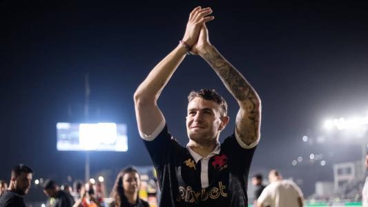 Vegetti é ovacionado pela torcida do Vasco, na goleada sobre o Coritiba