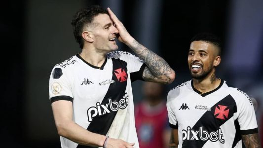 Vegetti (esq) fez o gol da vitória do Vasco sobre o Grêmio