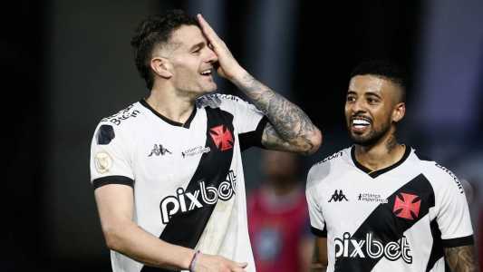Vegetti (esq) fez o gol da vitória do Vasco sobre o Grêmio