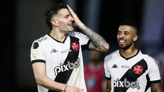 Vegetti (esq) fez o gol da vitória do Vasco sobre o Grêmio