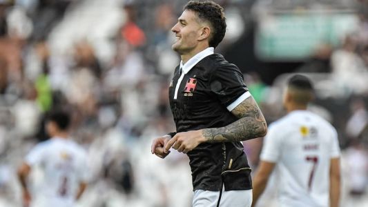 Vegetti marcou o segundo gol da vitória do Vasco por 4 a 2 sobre o Fluminense