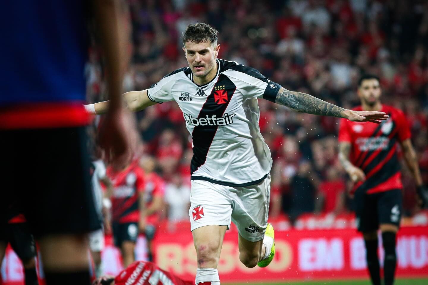 Nos pênaltis, Vasco vence o Athletico e está nas semifinais da Copa do Brasil