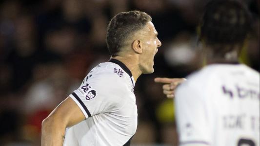 Vegetti comemora gol do Vasco sobre o Bragantino