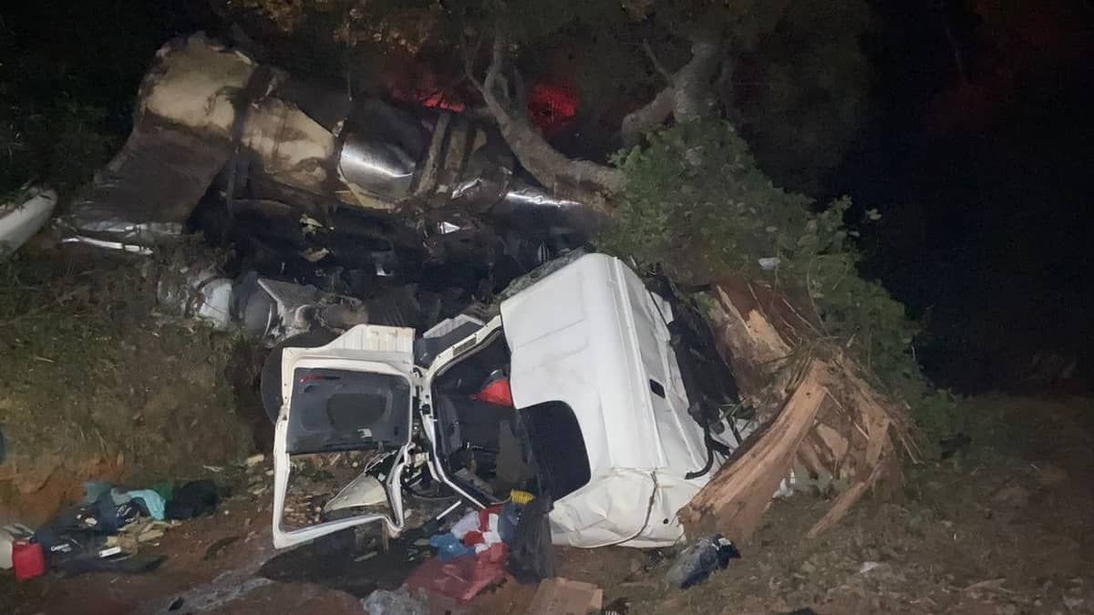 Motorista de carreta bitrem morre após capotar veículo na BR-267 no Sul de Minas Gerais 