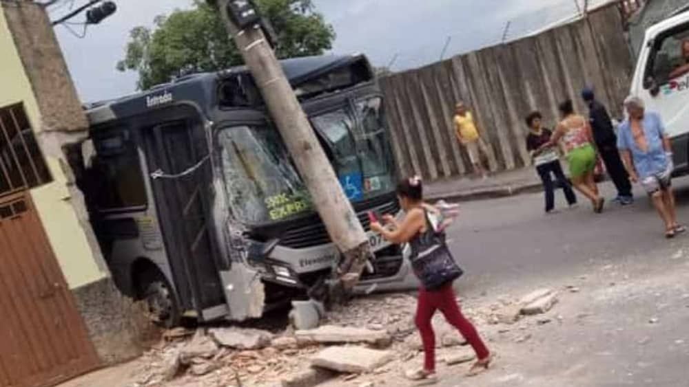 Motorista de ônibus perde o controle, bate em casa e para em poste de energia em BH