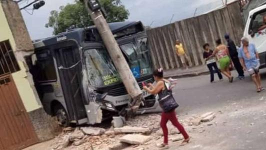 Veículo acertou o poste de frente