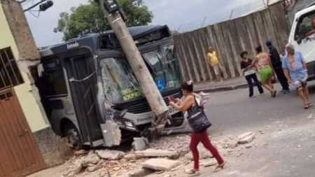 Veículo acertou o poste de frente