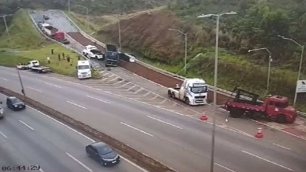 Vídeo: área de escape do Anel segue fechada 15 horas após carreta perder os freios