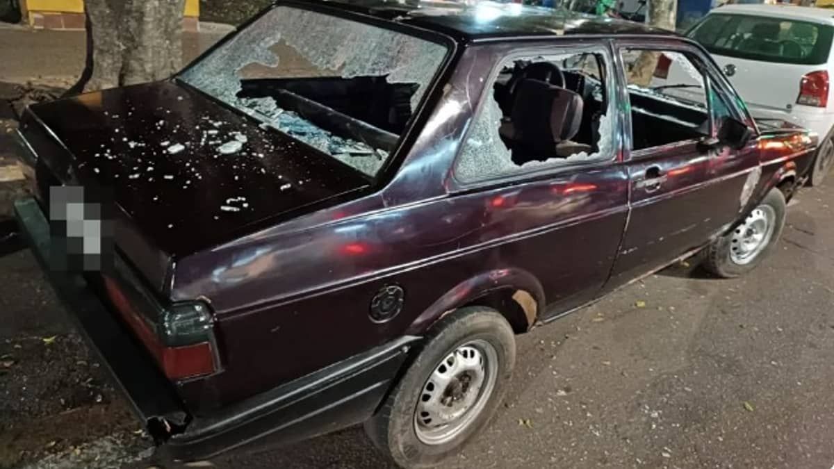 Motorista é parado em blitz, tem carro apreendido e se revolta quebrando o próprio veículo; entenda