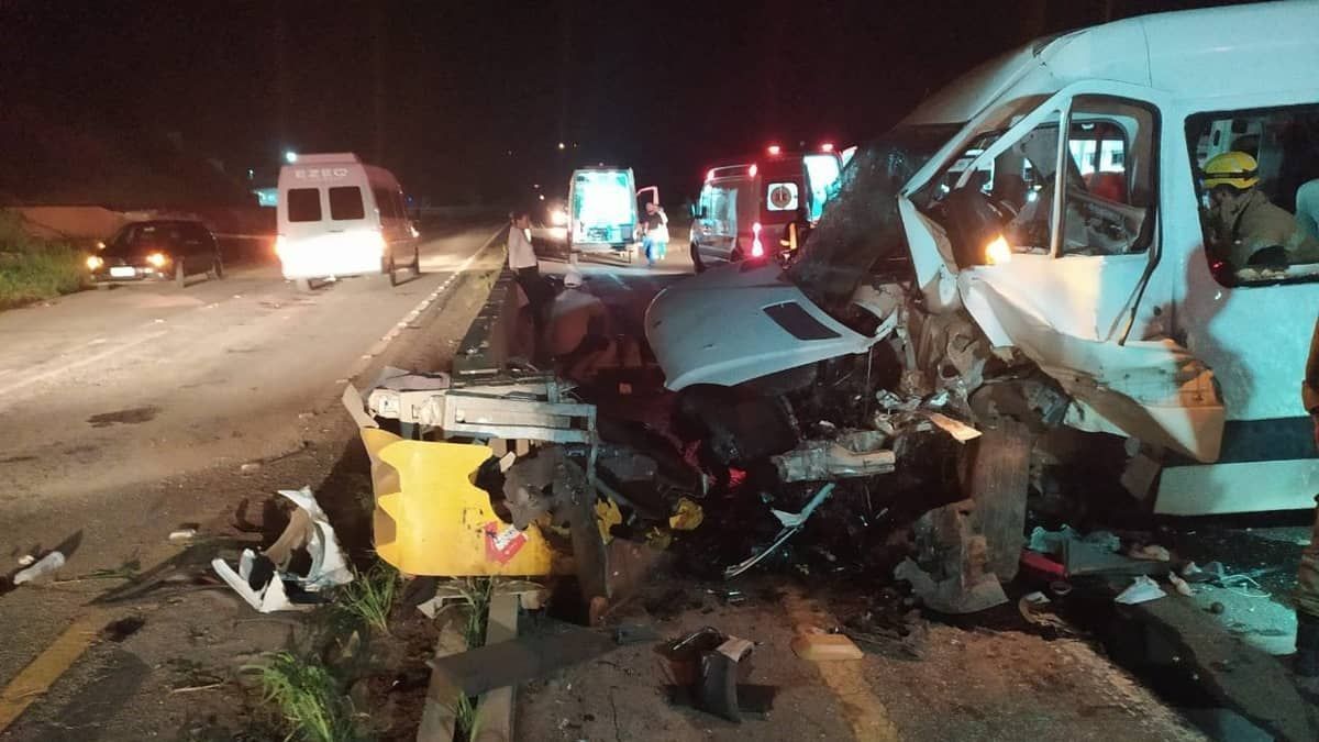 Acidente com van de banda deixa 13 feridos na BR-262, na Zona da Mata