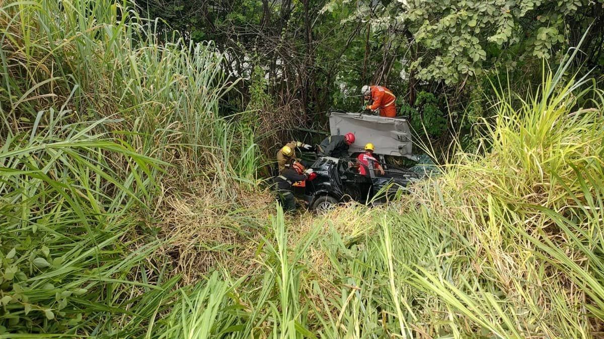 Motorista perde controle de veículo e carro cai em ribanceira na marginal do Anel Rodoviário, em BH