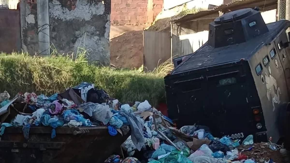 'Caveirão' da PM cai no lixo após derrapar em chorume durante operação no Rio