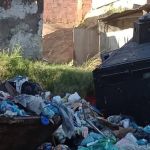 'Caveirão' da PM cai no lixo após derrapar em chorume durante operação no Rio