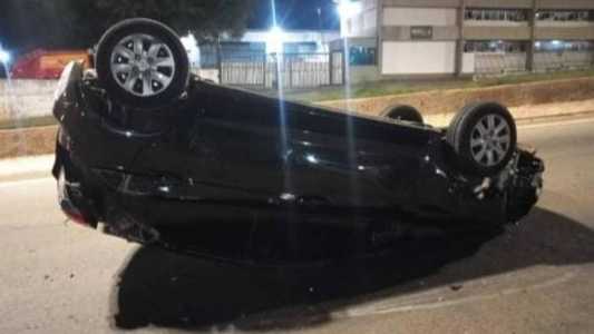 Veículo capotou após atingir pedestre no Anel Rodoviário