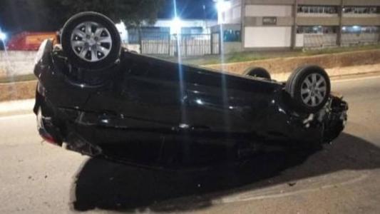 Veículo capotou após atingir pedestre no Anel Rodoviário