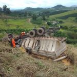 Motorista morre após caminhão capotar e sair da pista na BR-146 em Guaxupé