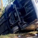 Ônibus capota, mata uma pessoa e deixa 32 feridos em SP 