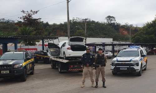 veículo clonado muriaé - Divulgação PRF.jpg
