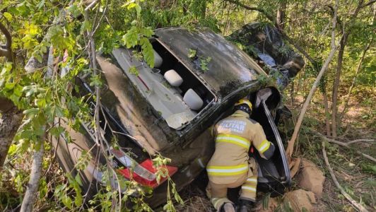 Veículo com quatro ocupantes tombou às margens da MGC-135
