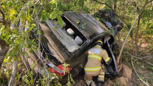 Veículo com quatro ocupantes tombou às margens da MGC-135