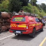 Carreta que transportava bois tomba em cima de van na BR-381, em Antônio Dias, e deixa vítimas em estado grave  