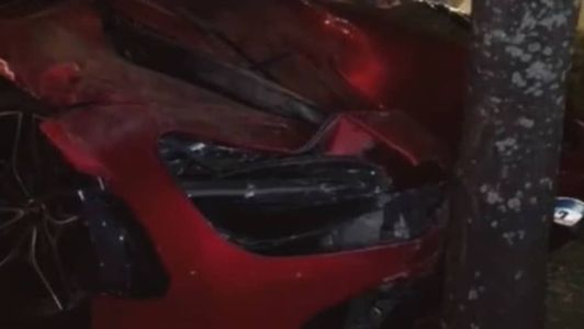 Veículo de luxo teve a frente destruída ao bater em árvore