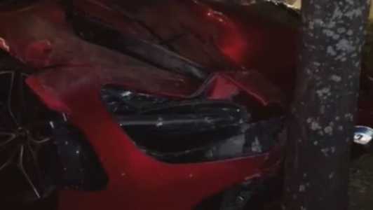 Veículo de luxo teve a frente destruída ao bater em árvore
