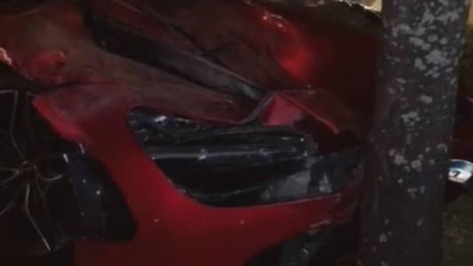 Veículo de luxo teve a frente destruída ao bater em árvore