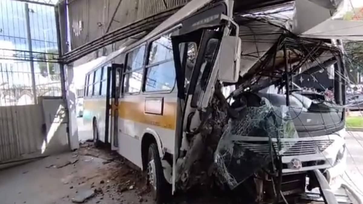 Vídeo: motorista sofre infarto, bate ônibus escolar e invade concessionária em Minas