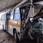 Vídeo: motorista sofre infarto, bate ônibus escolar e invade concessionária em Minas