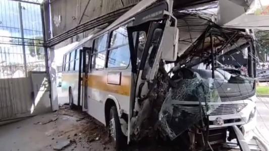 Veículo destruiu parte da fachada da loja