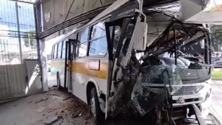 Veículo destruiu parte da fachada da loja