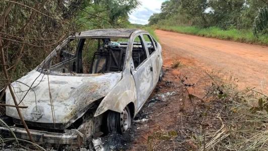 Veículo dos suspeitos foi encontrado incendiado em estrada na região