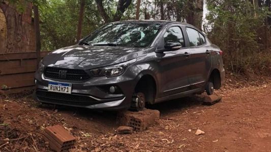 Veículo em bom estado foi abandonado sem as rodas
