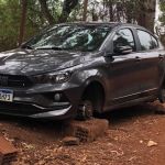Moradores encontram carro abandonado e sem as rodas em estrada de terra em Sabará