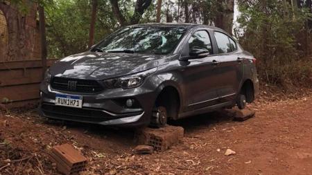 Veículo em bom estado foi abandonado sem as rodas
