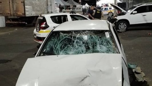 Veículo entrou no local e atropelou várias pessoas