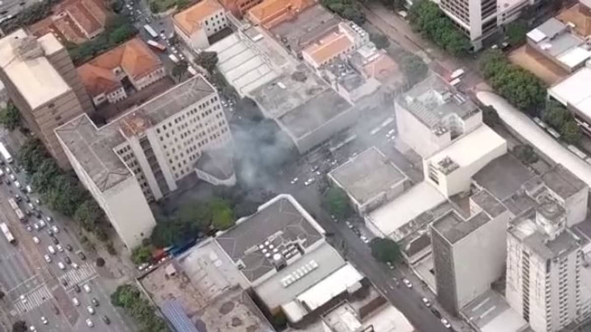 Vídeo: carro pega fogo na 'zona boêmia' de Belo Horizonte e chamas são vistas de longe   