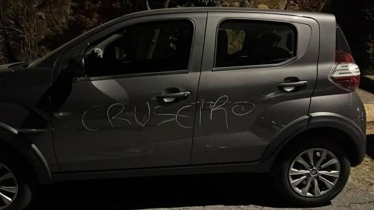 Veículo estava riscado com o nome do time rival e com erro de português