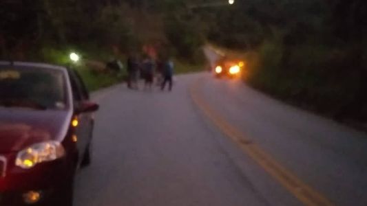 Acidente envolveu dois carros e um caminhão