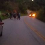 Homem morre após ultrapassar fila de carros, atingir caminhão e capotar em Jaboticatubas 