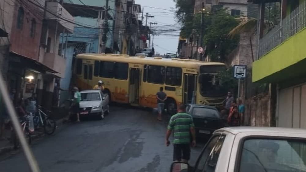 Mulher fica ferida após ônibus bater em muro de casa no Alto Vera Cruz, em BH