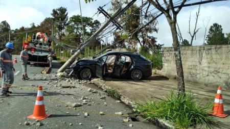 Veículo ficou bastante danificado com o impacto