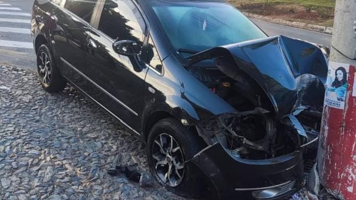 Motorista desvia carro de cachorro e bate em poste em Ribeirão das Neves