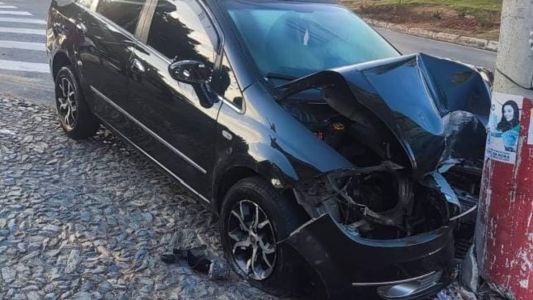 Veículo ficou com a parte da frente bastante destruída