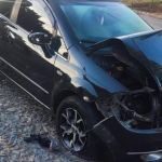 Motorista desvia carro de cachorro e bate em poste em Ribeirão das Neves